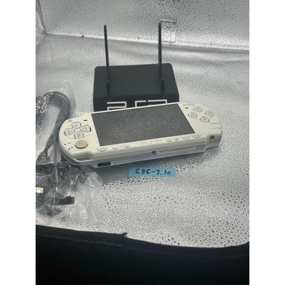 White psp 2000 w/charger & new battery - Picture 6 of 8